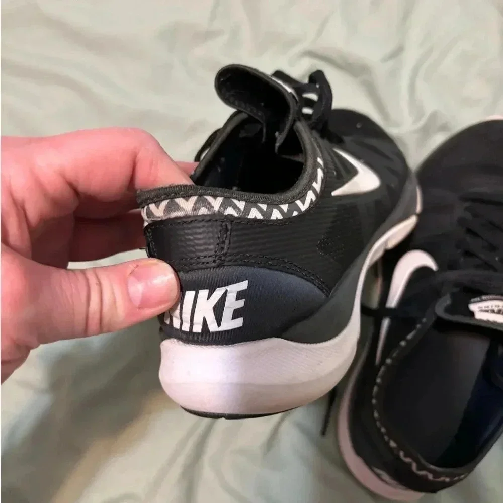 NIKE women’s black and white nike with chevron lining size 8 gently worn